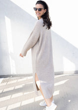 Lade das Bild in den Galerie-Viewer, Oversize Strickkleid &quot;PIA“ | Taupe
